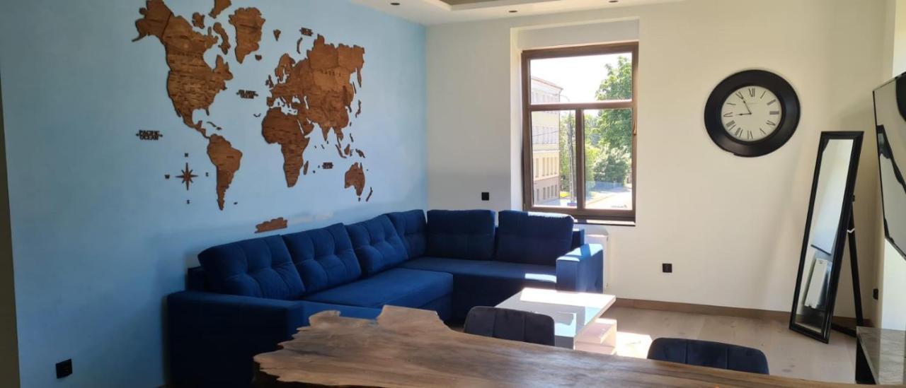 Blue Door Apartment *